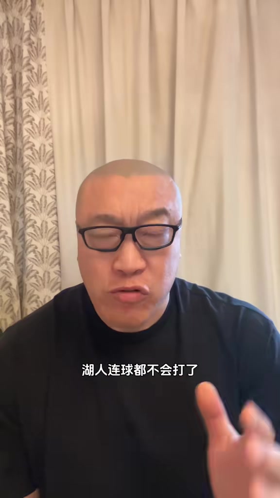 今日客战开拓者！库里面带微笑入场 素色穿搭很清爽